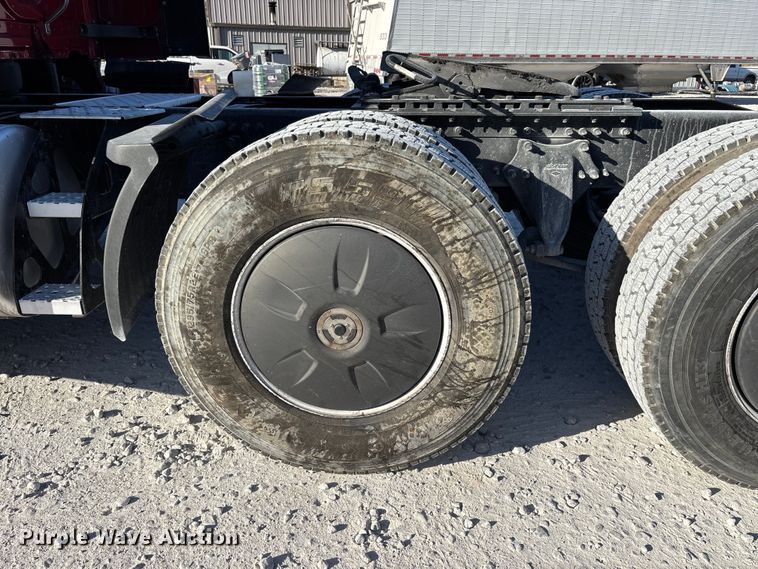 image for item DW7268 2020 Freightliner Cascadia semi truck