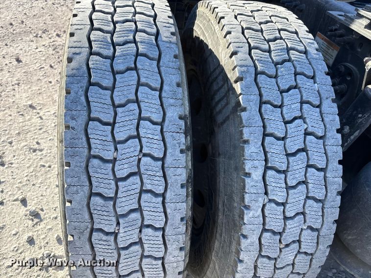 image for item DW7268 2020 Freightliner Cascadia semi truck