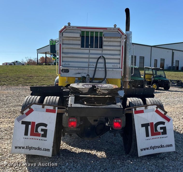 image for item DW7278 2016 Peterbilt 337 semi truck