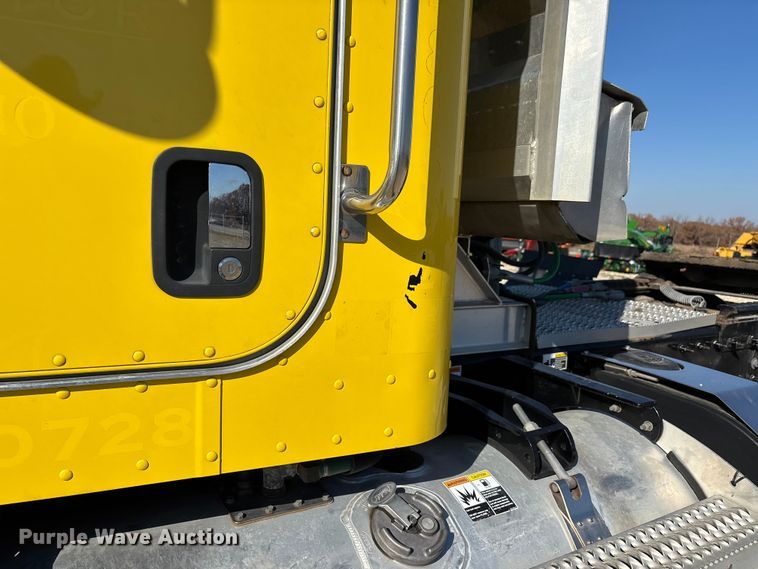 image for item DW7278 2016 Peterbilt 337 semi truck