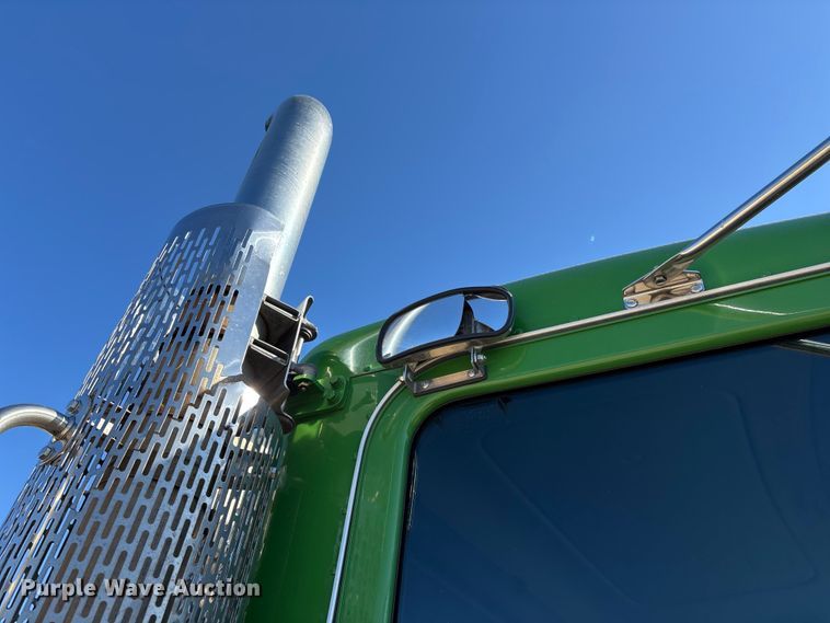 image for item DW7278 2016 Peterbilt 337 semi truck