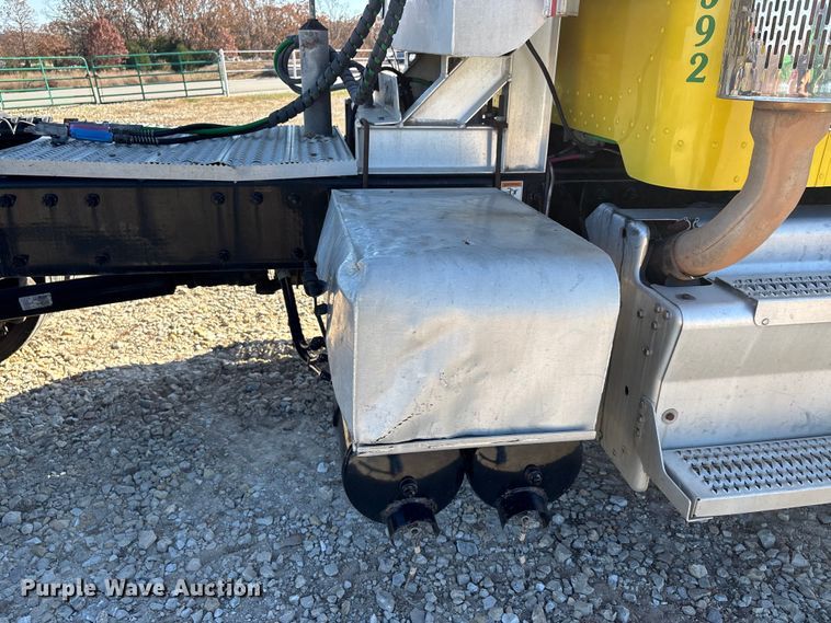 image for item DW7278 2016 Peterbilt 337 semi truck