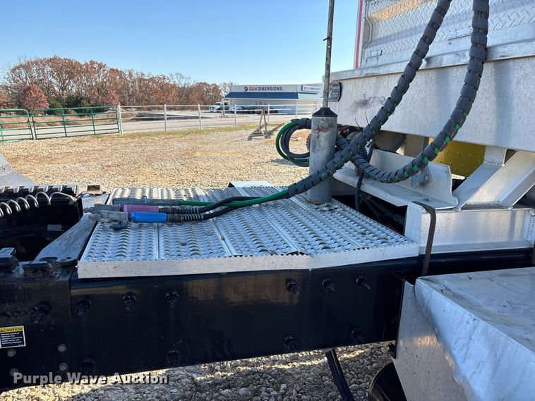 image for item DW7278 2016 Peterbilt 337 semi truck