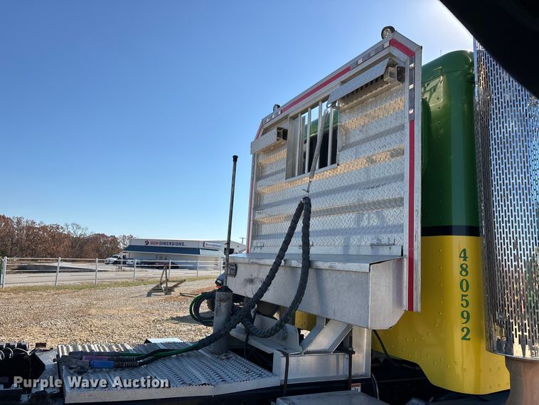 image for item DW7278 2016 Peterbilt 337 semi truck