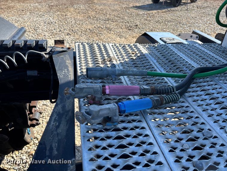 image for item DW7278 2016 Peterbilt 337 semi truck