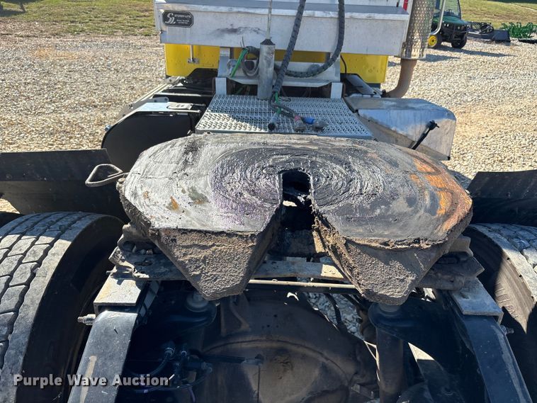 image for item DW7278 2016 Peterbilt 337 semi truck