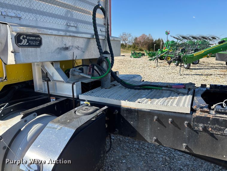 image for item DW7278 2016 Peterbilt 337 semi truck