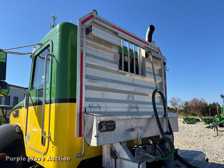 image for item DW7278 2016 Peterbilt 337 semi truck