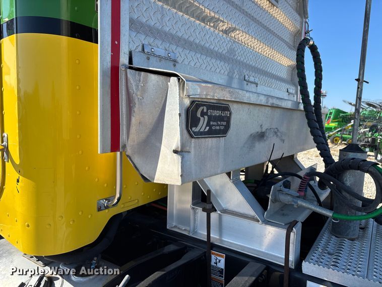 image for item DW7278 2016 Peterbilt 337 semi truck