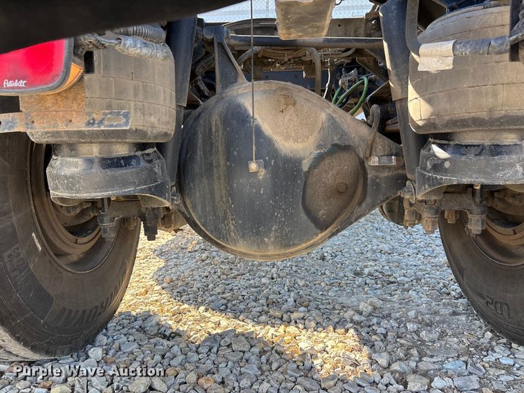 image for item DW7278 2016 Peterbilt 337 semi truck