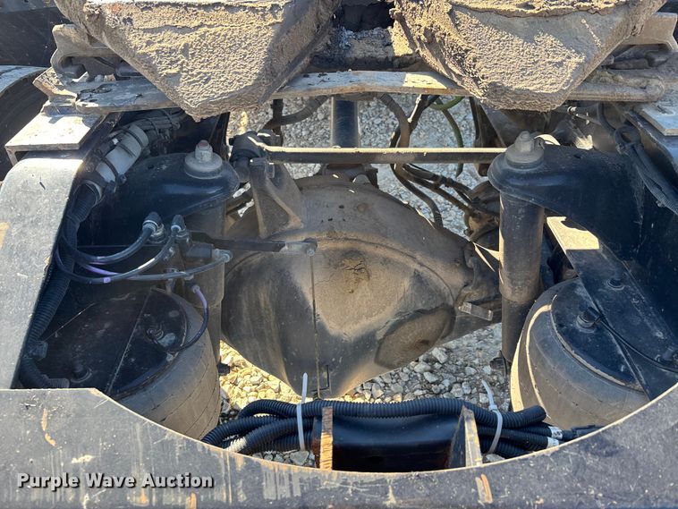 image for item DW7278 2016 Peterbilt 337 semi truck