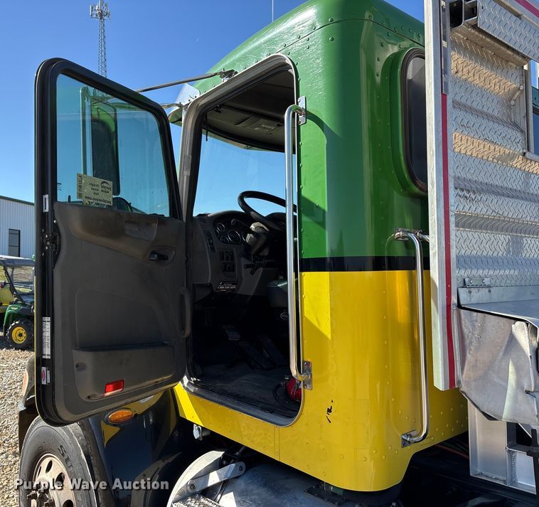 image for item DW7278 2016 Peterbilt 337 semi truck