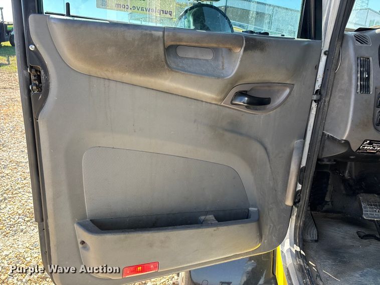 image for item DW7278 2016 Peterbilt 337 semi truck