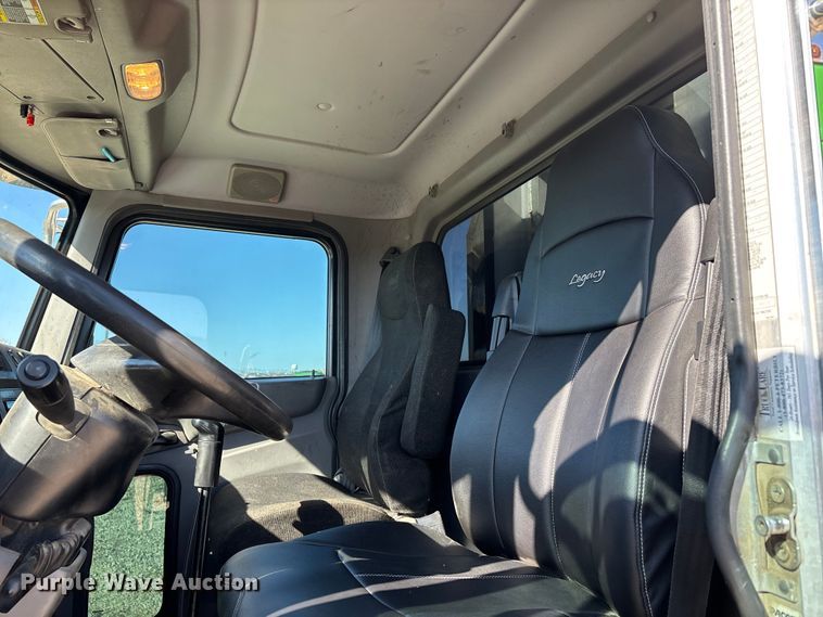 image for item DW7278 2016 Peterbilt 337 semi truck