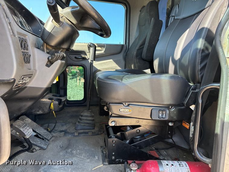 image for item DW7278 2016 Peterbilt 337 semi truck