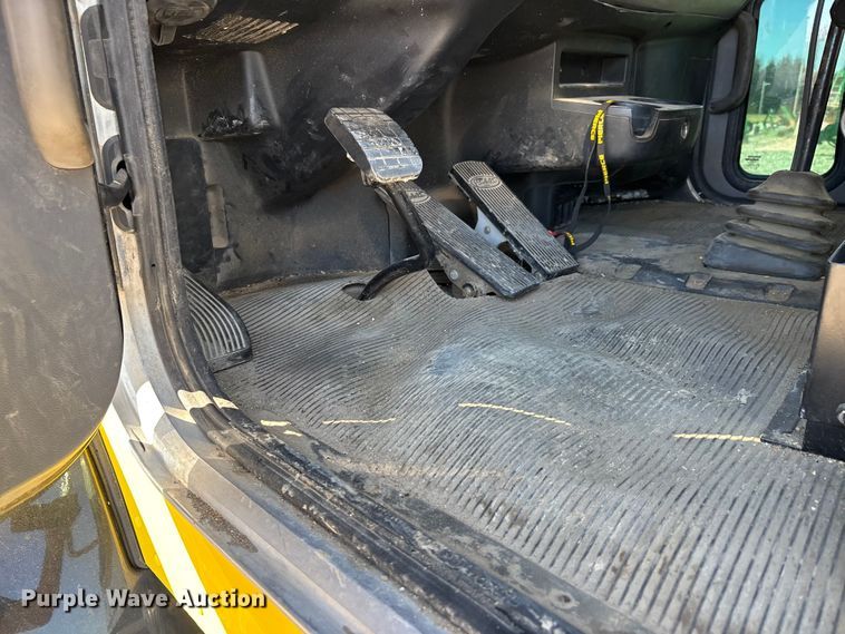 image for item DW7278 2016 Peterbilt 337 semi truck