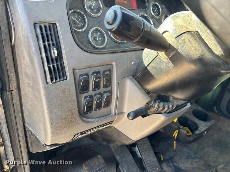 image for item DW7278 2016 Peterbilt 337 semi truck