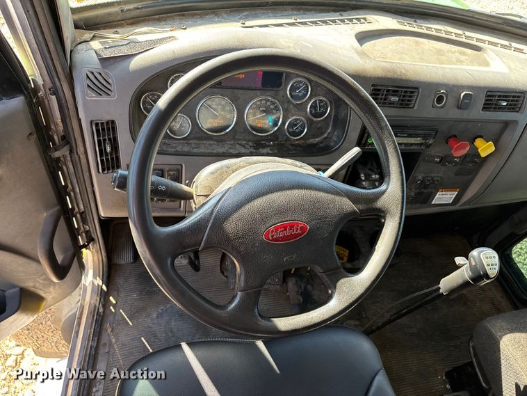 image for item DW7278 2016 Peterbilt 337 semi truck