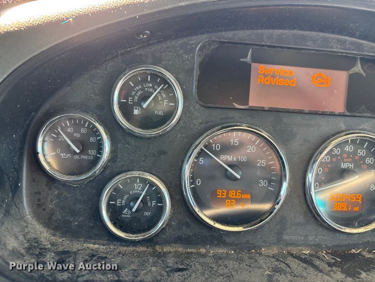 image for item DW7278 2016 Peterbilt 337 semi truck