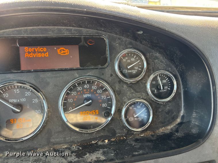 image for item DW7278 2016 Peterbilt 337 semi truck