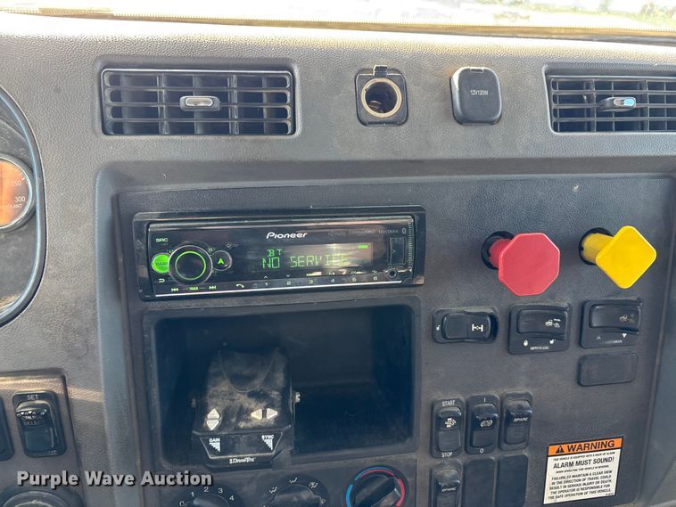 image for item DW7278 2016 Peterbilt 337 semi truck