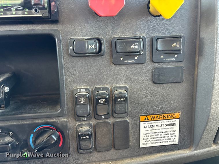 image for item DW7278 2016 Peterbilt 337 semi truck