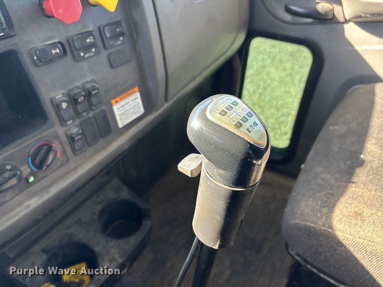 image for item DW7278 2016 Peterbilt 337 semi truck