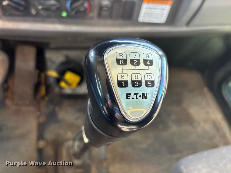 image for item DW7278 2016 Peterbilt 337 semi truck