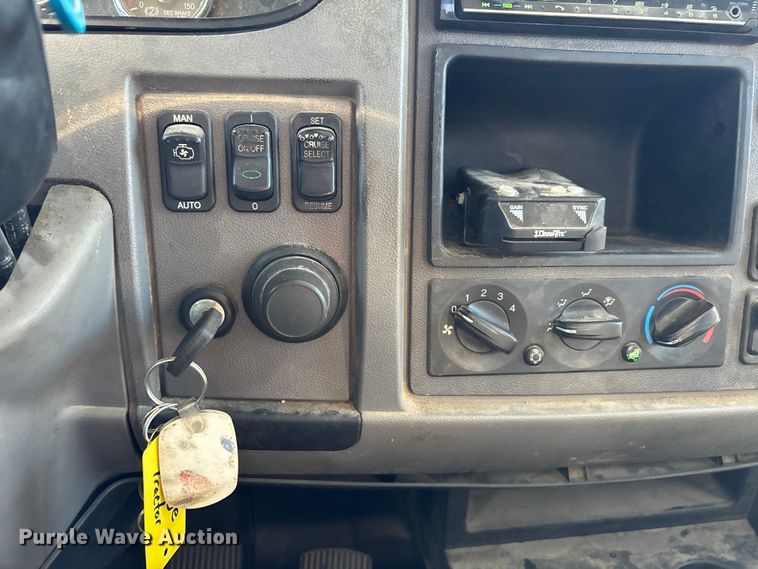 image for item DW7278 2016 Peterbilt 337 semi truck