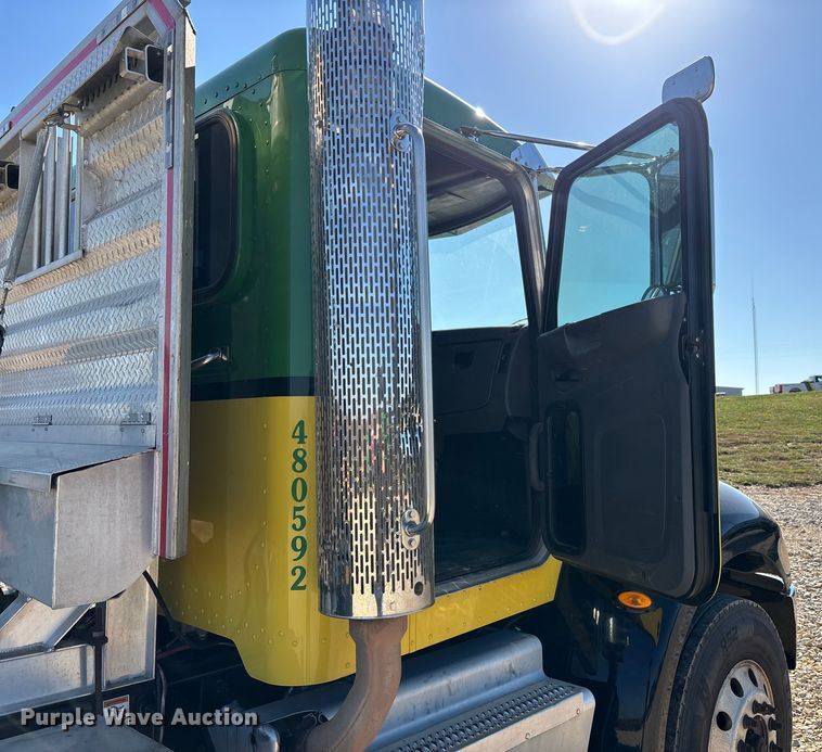 image for item DW7278 2016 Peterbilt 337 semi truck