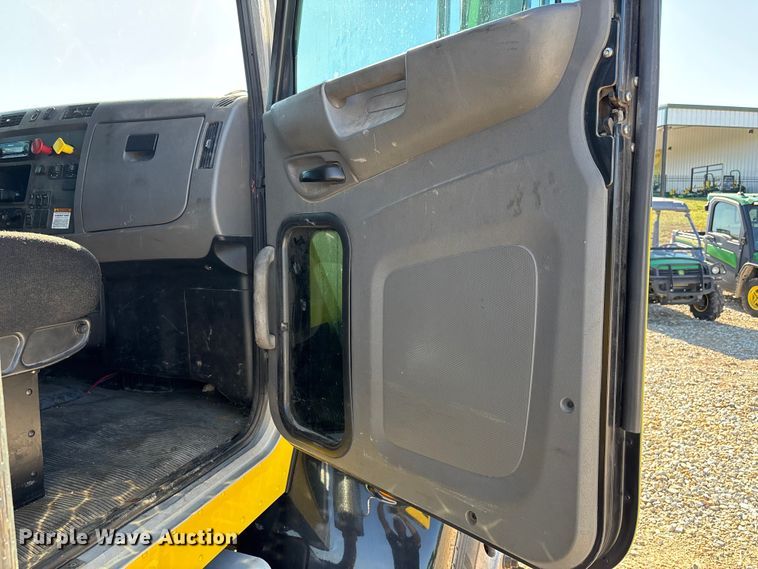 image for item DW7278 2016 Peterbilt 337 semi truck