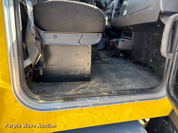 image for item DW7278 2016 Peterbilt 337 semi truck