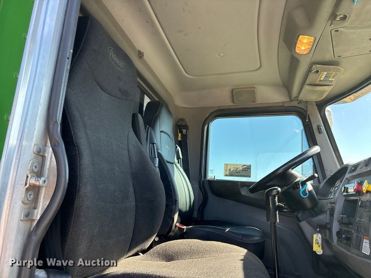 image for item DW7278 2016 Peterbilt 337 semi truck