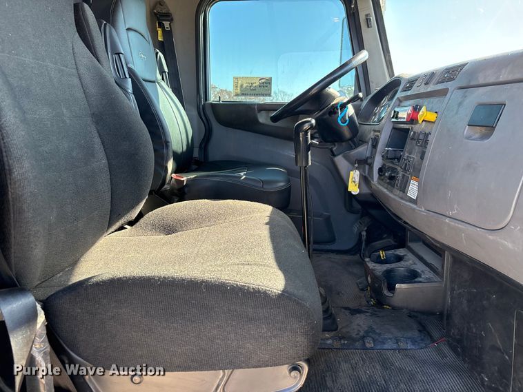 image for item DW7278 2016 Peterbilt 337 semi truck