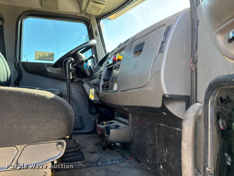 image for item DW7278 2016 Peterbilt 337 semi truck