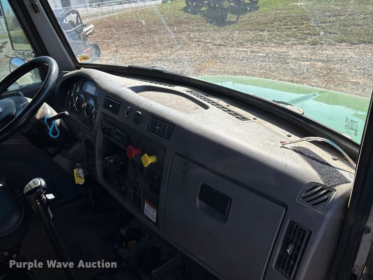 image for item DW7278 2016 Peterbilt 337 semi truck