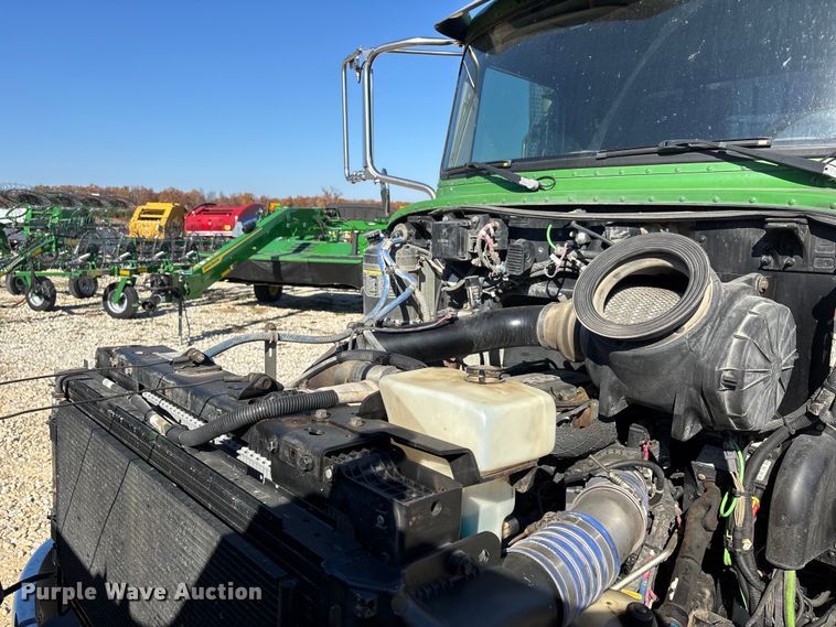 image for item DW7278 2016 Peterbilt 337 semi truck