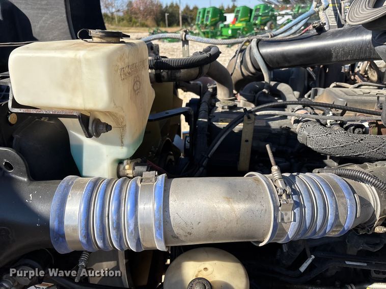 image for item DW7278 2016 Peterbilt 337 semi truck