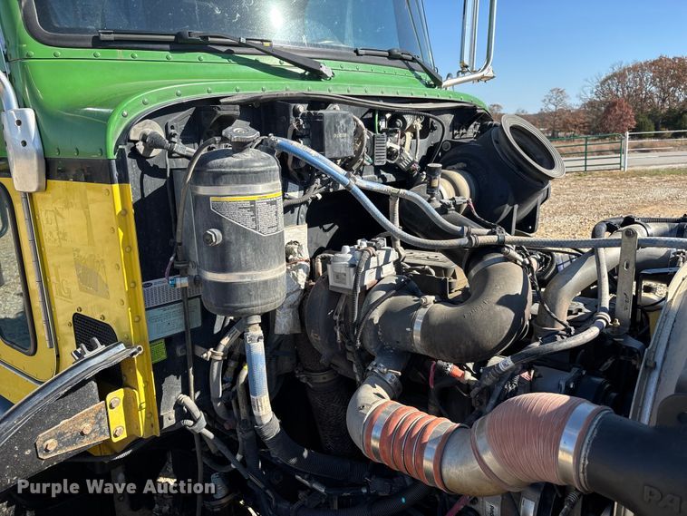 image for item DW7278 2016 Peterbilt 337 semi truck