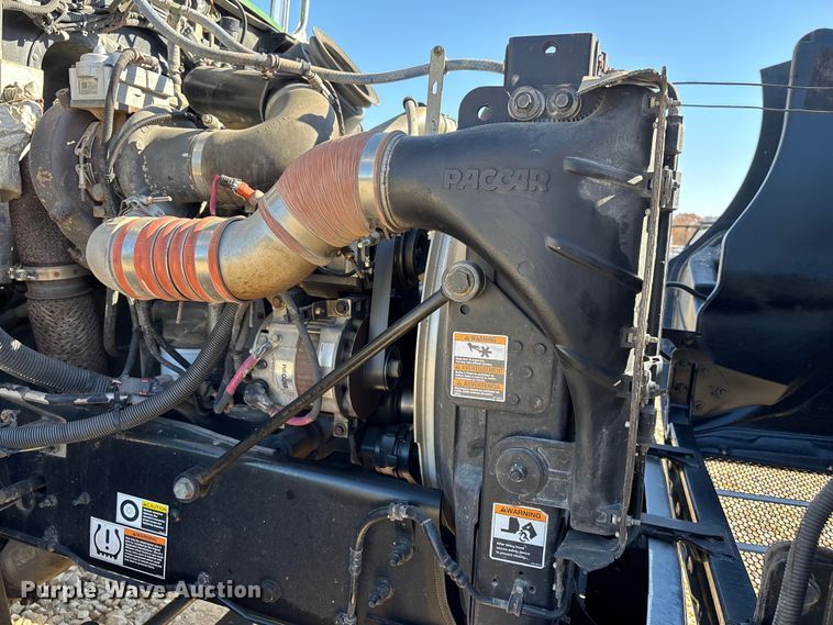 image for item DW7278 2016 Peterbilt 337 semi truck