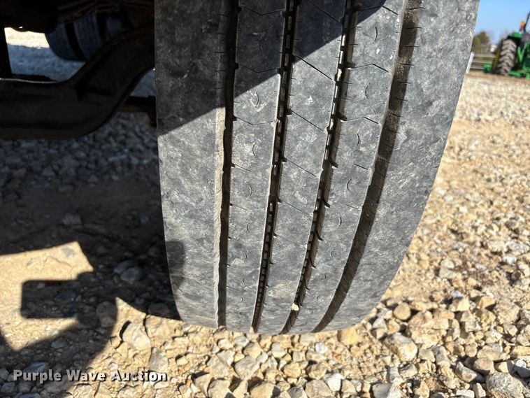 image for item DW7278 2016 Peterbilt 337 semi truck