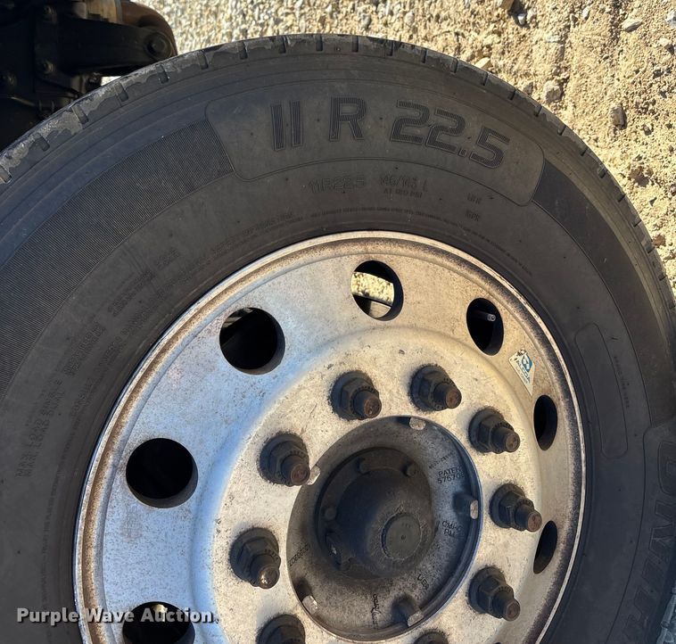 image for item DW7278 2016 Peterbilt 337 semi truck