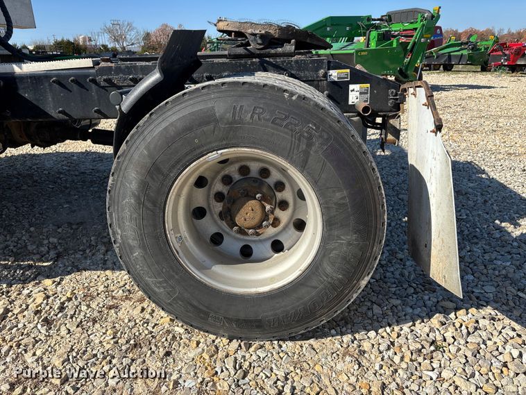 image for item DW7278 2016 Peterbilt 337 semi truck