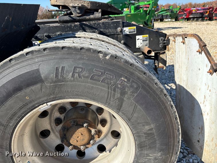 image for item DW7278 2016 Peterbilt 337 semi truck