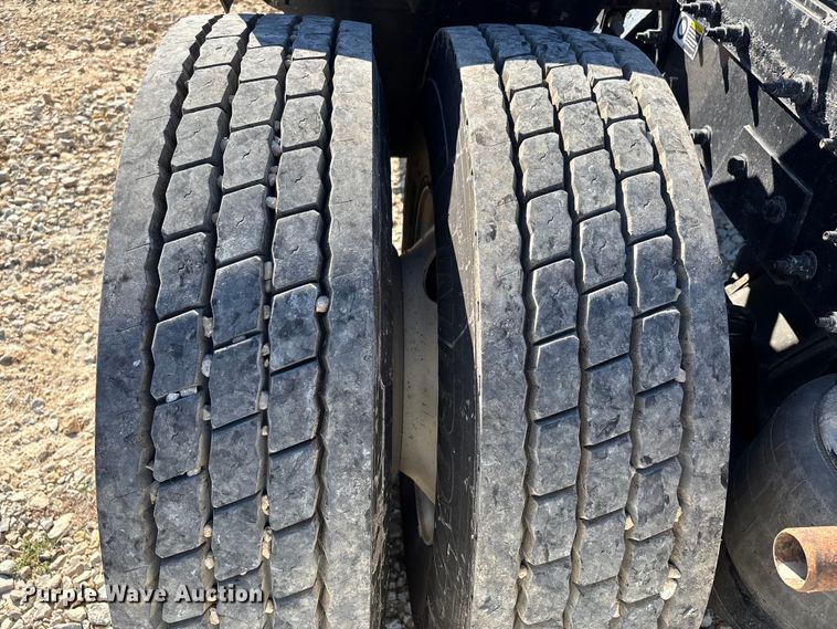 image for item DW7278 2016 Peterbilt 337 semi truck