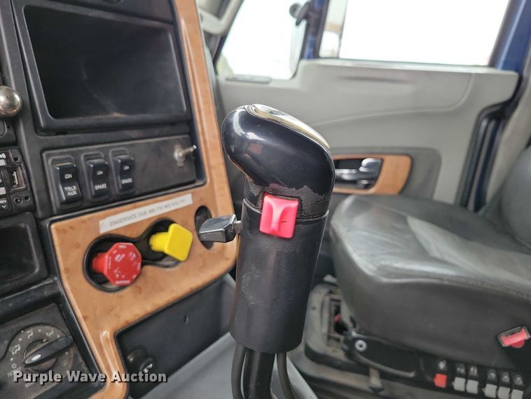 image for item DX6465 2017 International ProStar Plus 122 semi truck