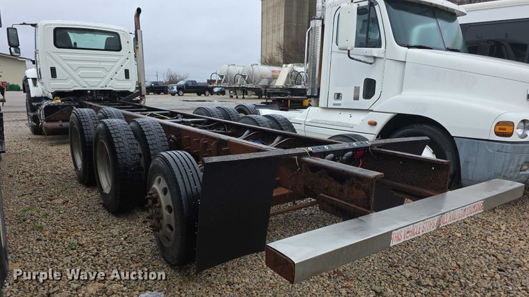 image for item DX7156 2016 International 7600 truck cab and chassis