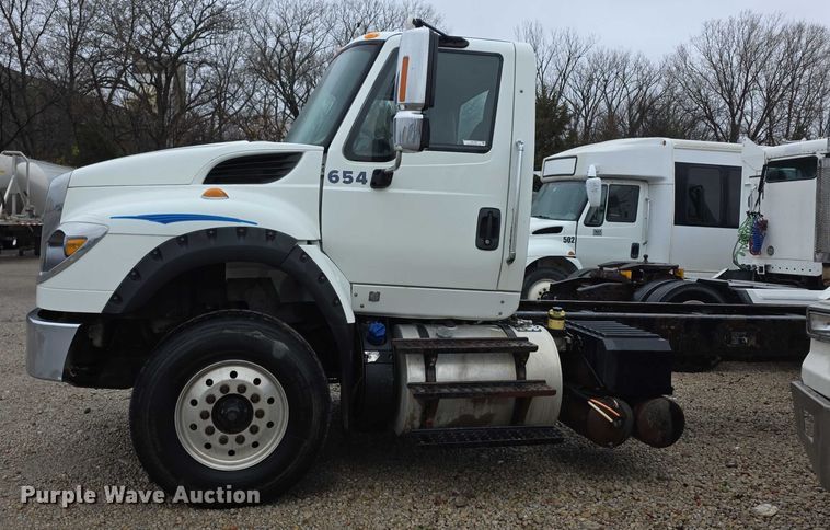 image for item DX7156 2016 International 7600 truck cab and chassis