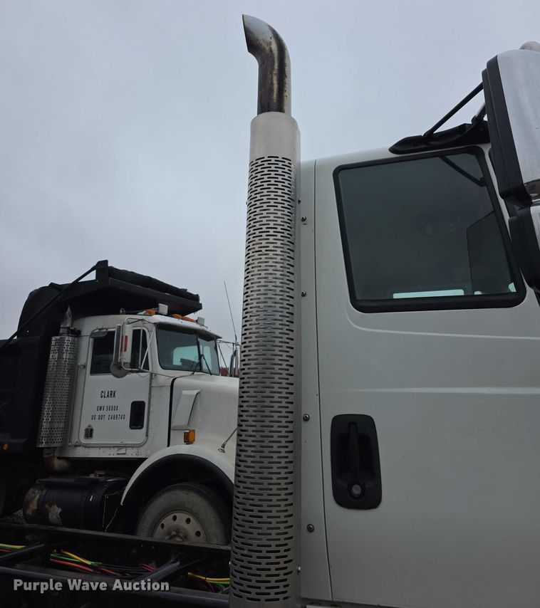 image for item DX7156 2016 International 7600 truck cab and chassis