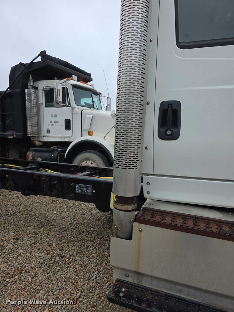 image for item DX7156 2016 International 7600 truck cab and chassis